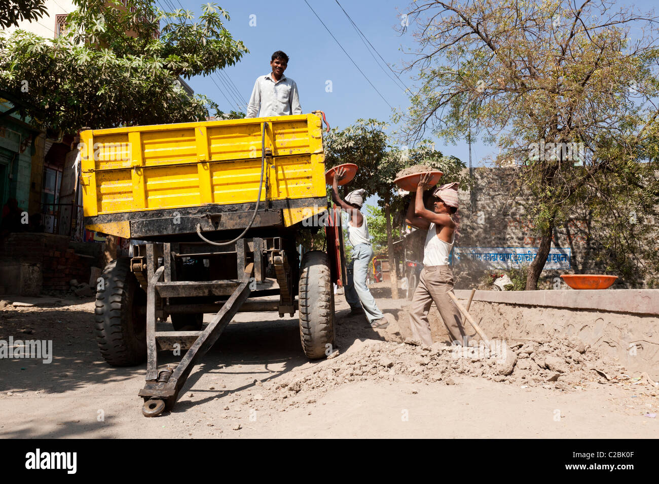 Les hommes Indiens qui travaillent à réparer une route dans le village de Valsang Maharashtra Inde Banque D'Images
