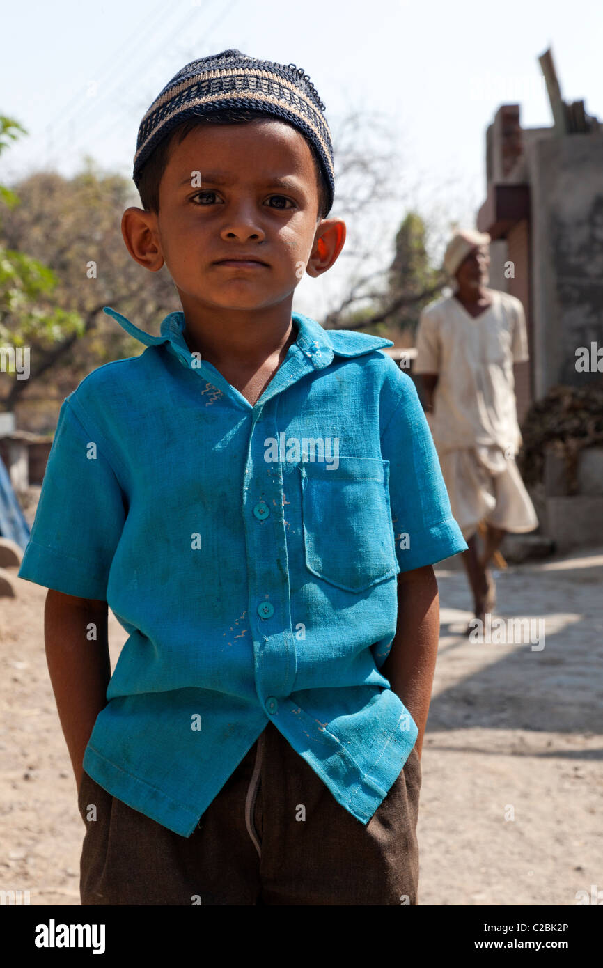 Un jeune Indien garçon musulman pose pour une photo dans le village de Valsang Maharashtra Inde Banque D'Images