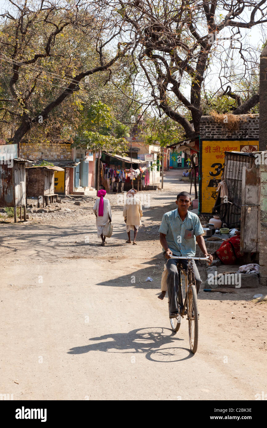 Un homme monté sur une bicyclette dans Valsang Village Maharashtra Inde Banque D'Images
