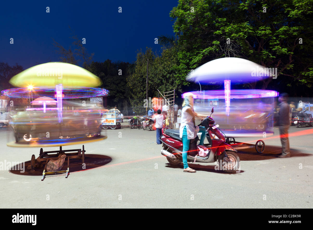 Des sentiers de lumière causé par un merry go round la nuit. Sholapur Inde Banque D'Images