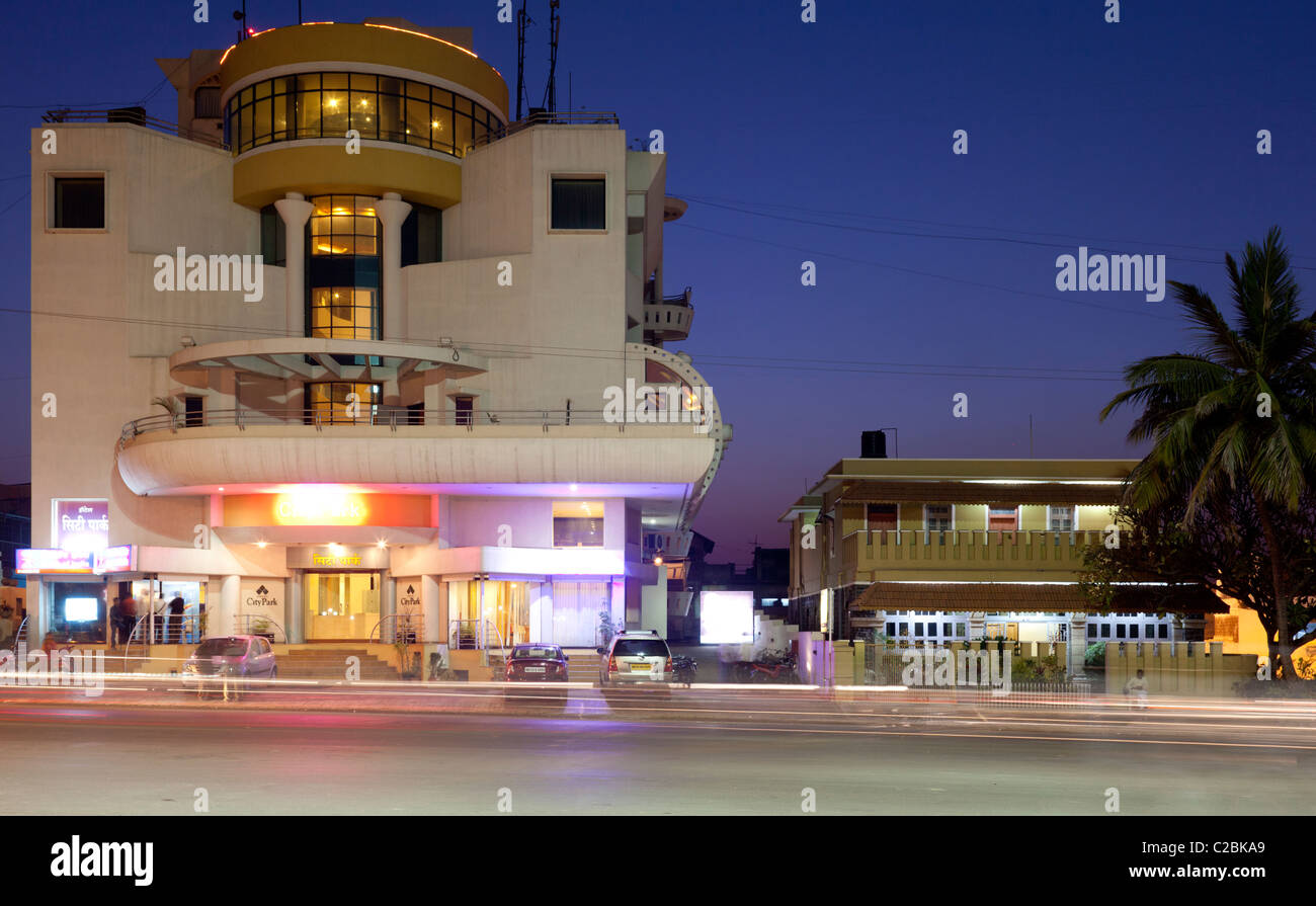 Les sentiers de la lumière à l'extérieur de l'Hôtel City Park Sholapur Inde pendant la nuit Banque D'Images