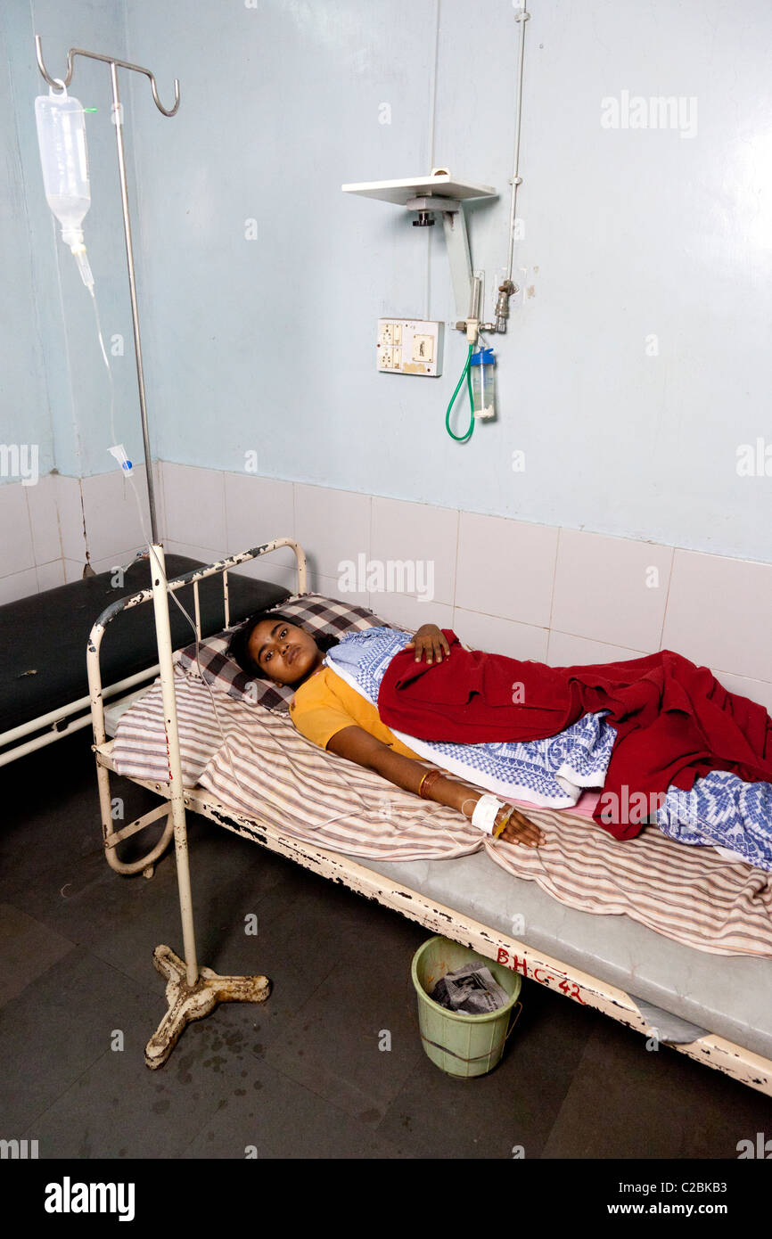 Indien féminin patient lying on lit dans un hôpital indien. Sholapur Maharashtra en Inde. Banque D'Images