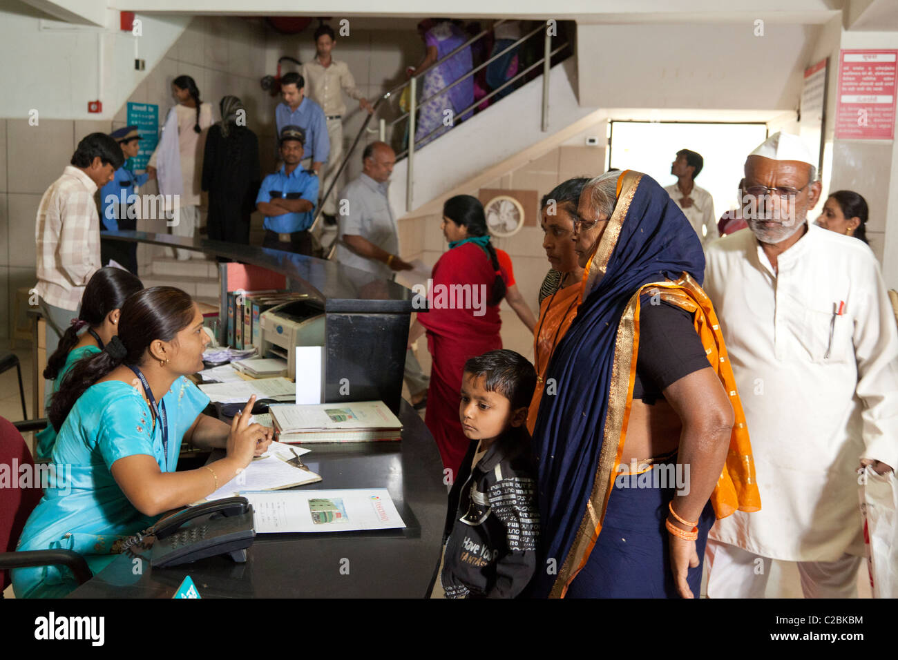Les patients et le personnel à la réception de l'hôpital Yaçodhara Sholapur Inde Banque D'Images