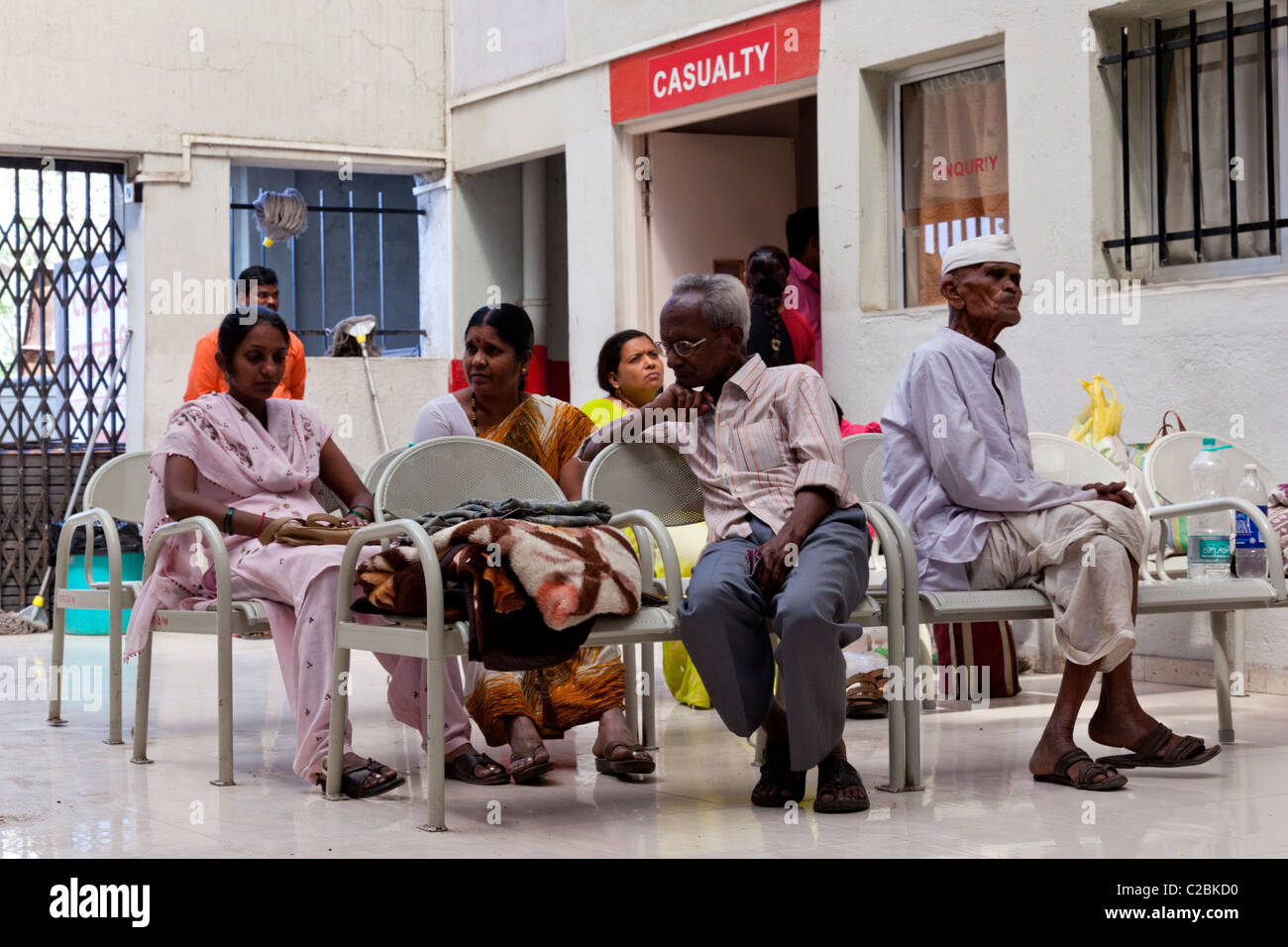 Les patients dans une salle d'attente au service des urgences de l'hôpital Yaçodhara Sholapur Inde Banque D'Images