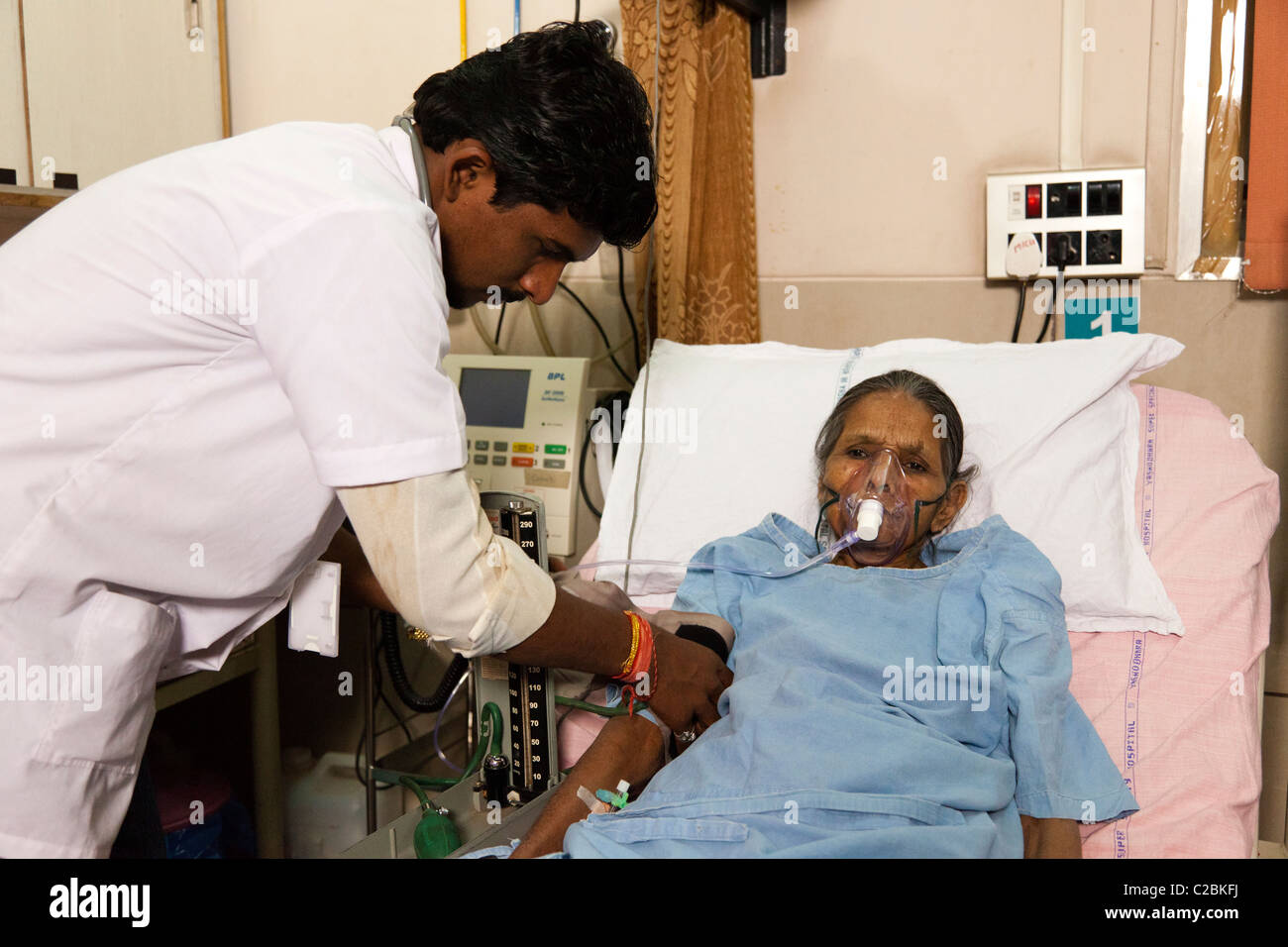 Un Indien infirmier vérifie la pression artérielle d'un patient à l'hôpital femmes Yaçodhara Sholapur Inde Banque D'Images
