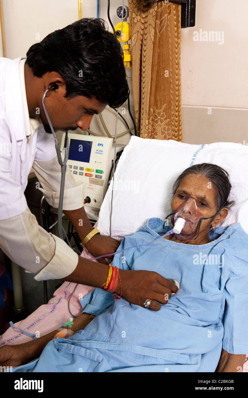 Un Indien infirmière examine un patient à l'aide d'un stéthoscope femelle à Yaçodhara Hospital Sholapur Inde Banque D'Images