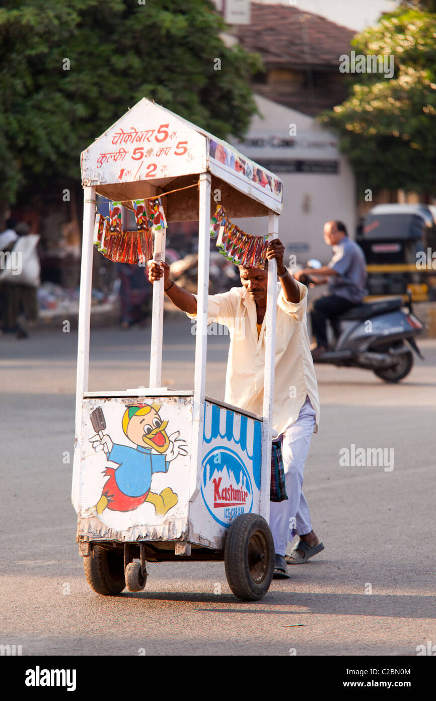 Un vendeur de glaces en poussant son push cart à Sholapur Maharashtra Inde Banque D'Images