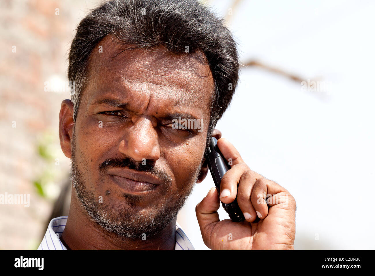 L'homme indien en conversation sur son téléphone mobile. Valsang Maharashtra Inde Banque D'Images