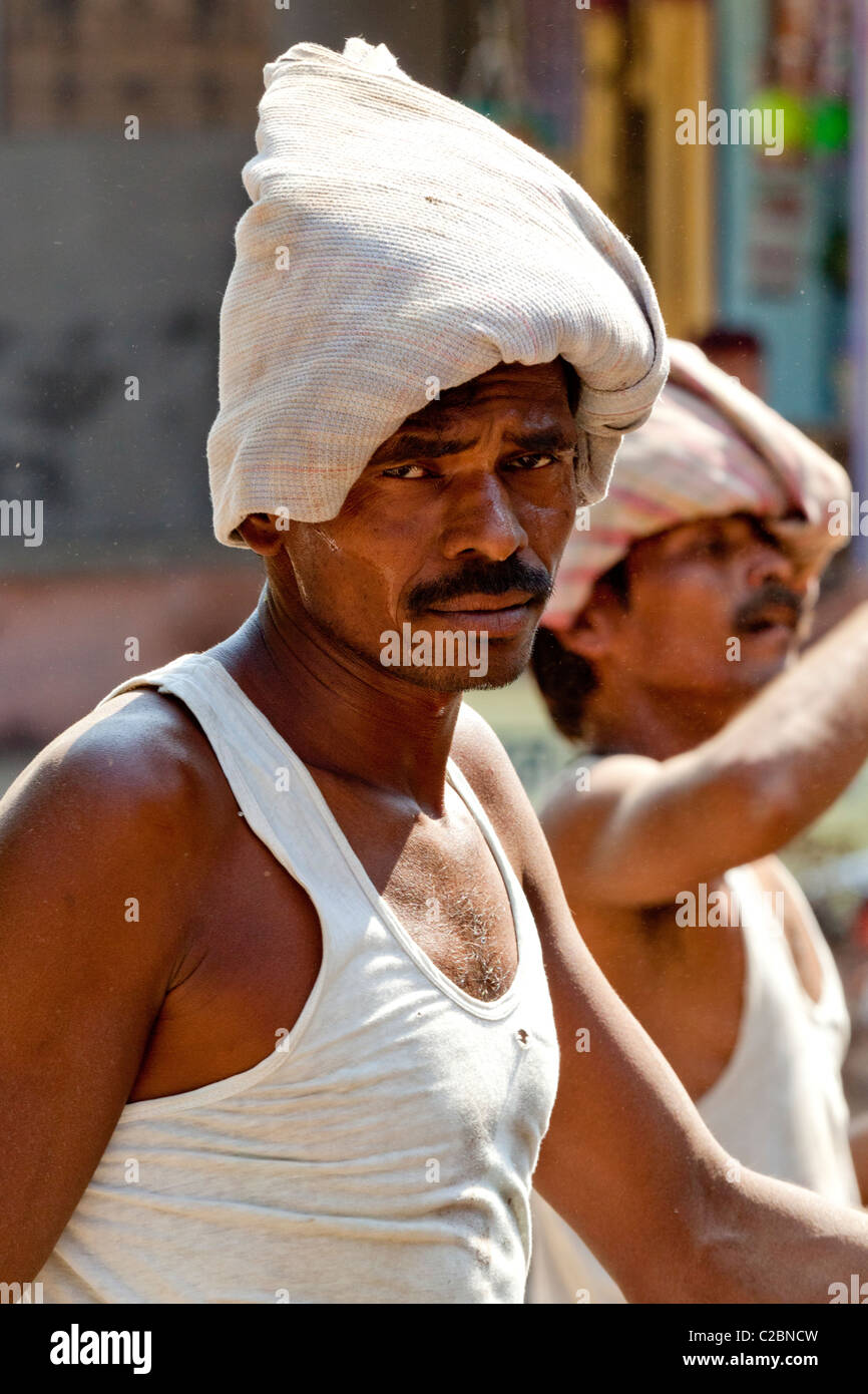 Portrait d'un homme travailleur indien. Valsang Maharashtra Inde Banque D'Images