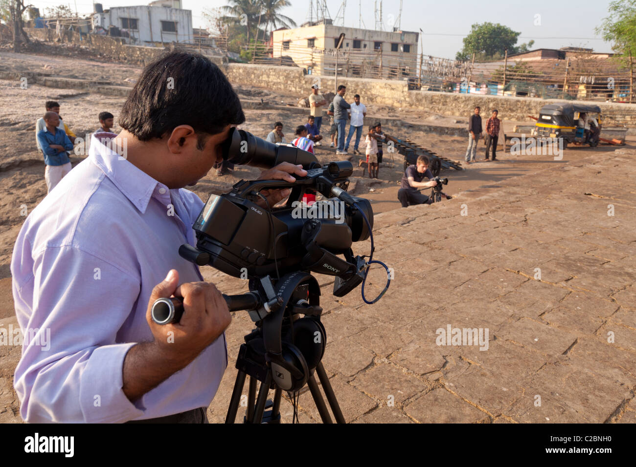 Directeur de l'exploitation d'une caméra sur un lieu de tournage de film l'Inde Maharashtra Mumbai Banque D'Images