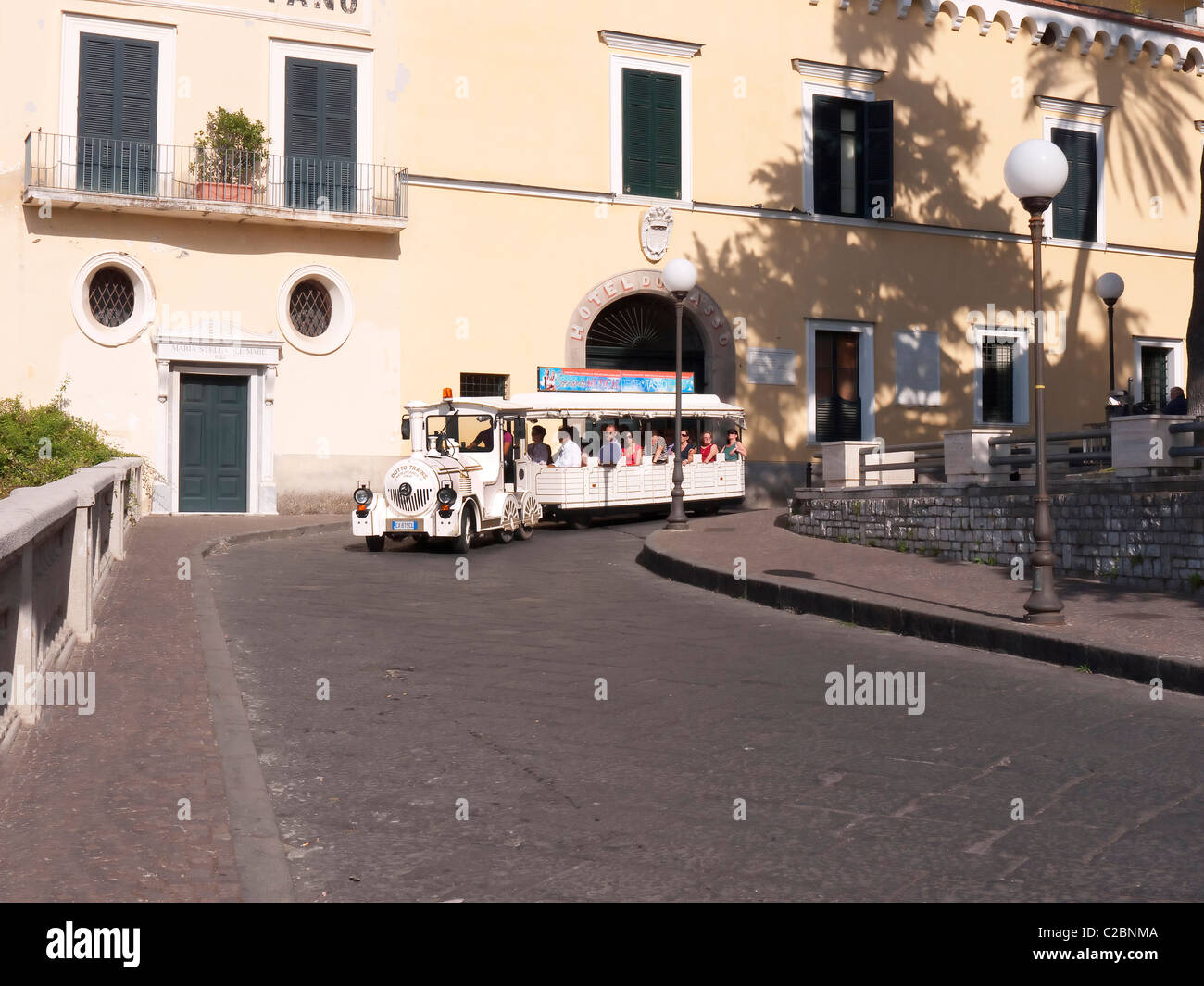Sorrento italy tourist train Banque de photographies et d’images à haute résolution Alamy