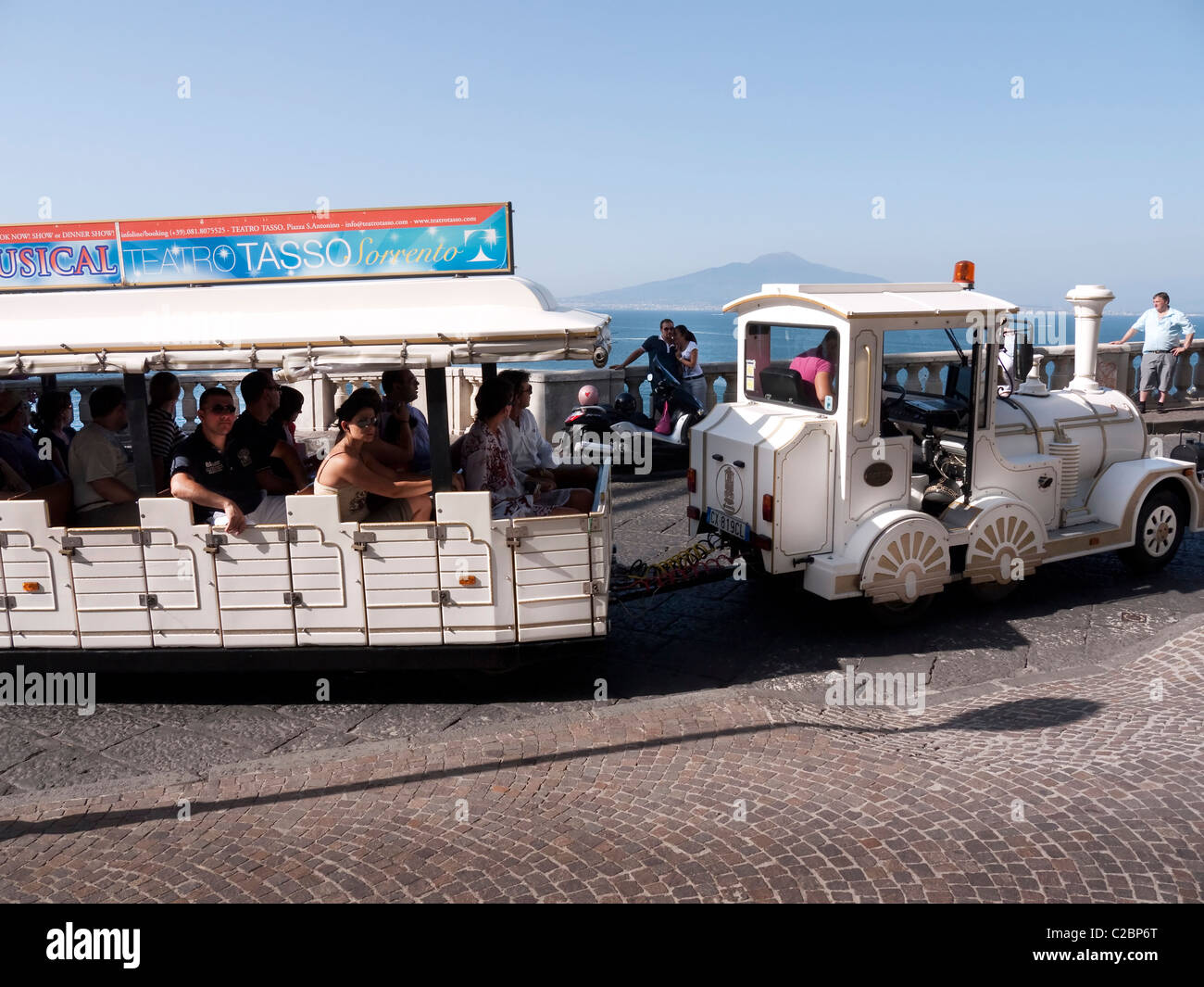 Petit Train Touristique à Sorrente dans la baie de Naples, Campanie Italie Photo Stock Alamy