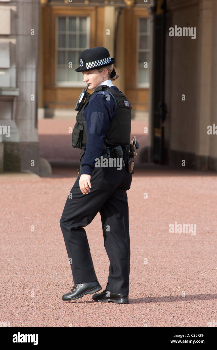 Une policière de la police métropolitaine à Buckingham Palace, Londres, Angleterre. Banque D'Images