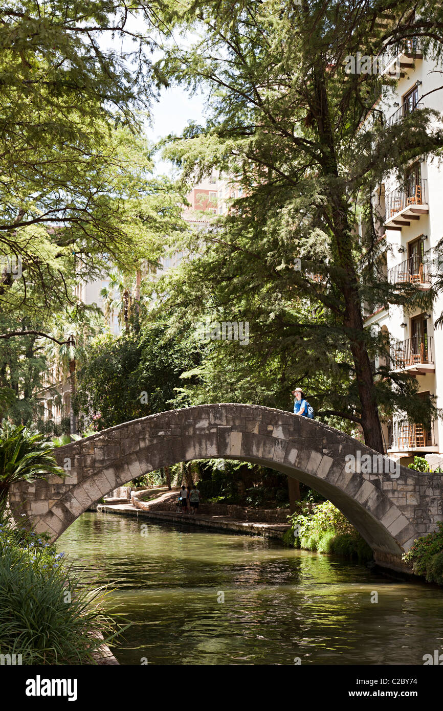 Femme sur pont sur la rivière Riverwalk de San Antonio Texas USA Banque D'Images