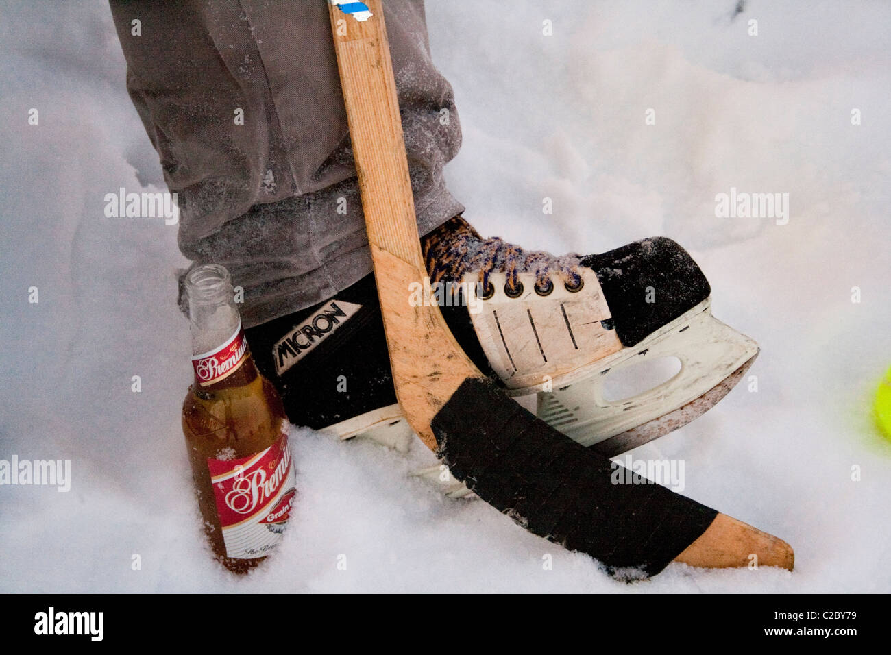 Trois ingrédients pour un bon match de hockey en plein air de la bière et des patins. Clitherall Minnesota MN USA Banque D'Images