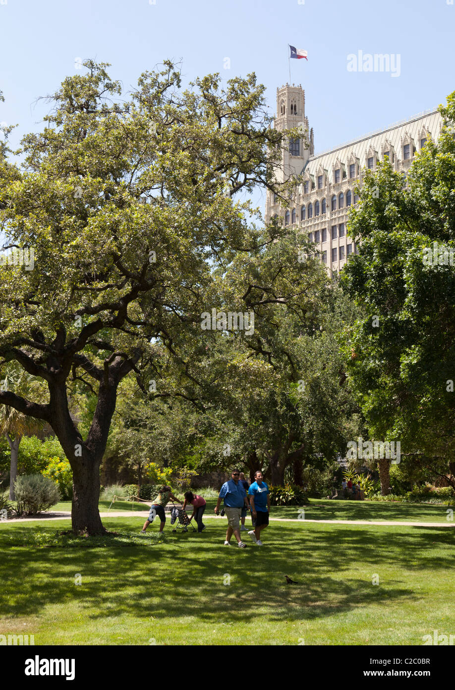 Les gens sur le terrain de l'Alamo mission San Antonio Texas USA Banque D'Images