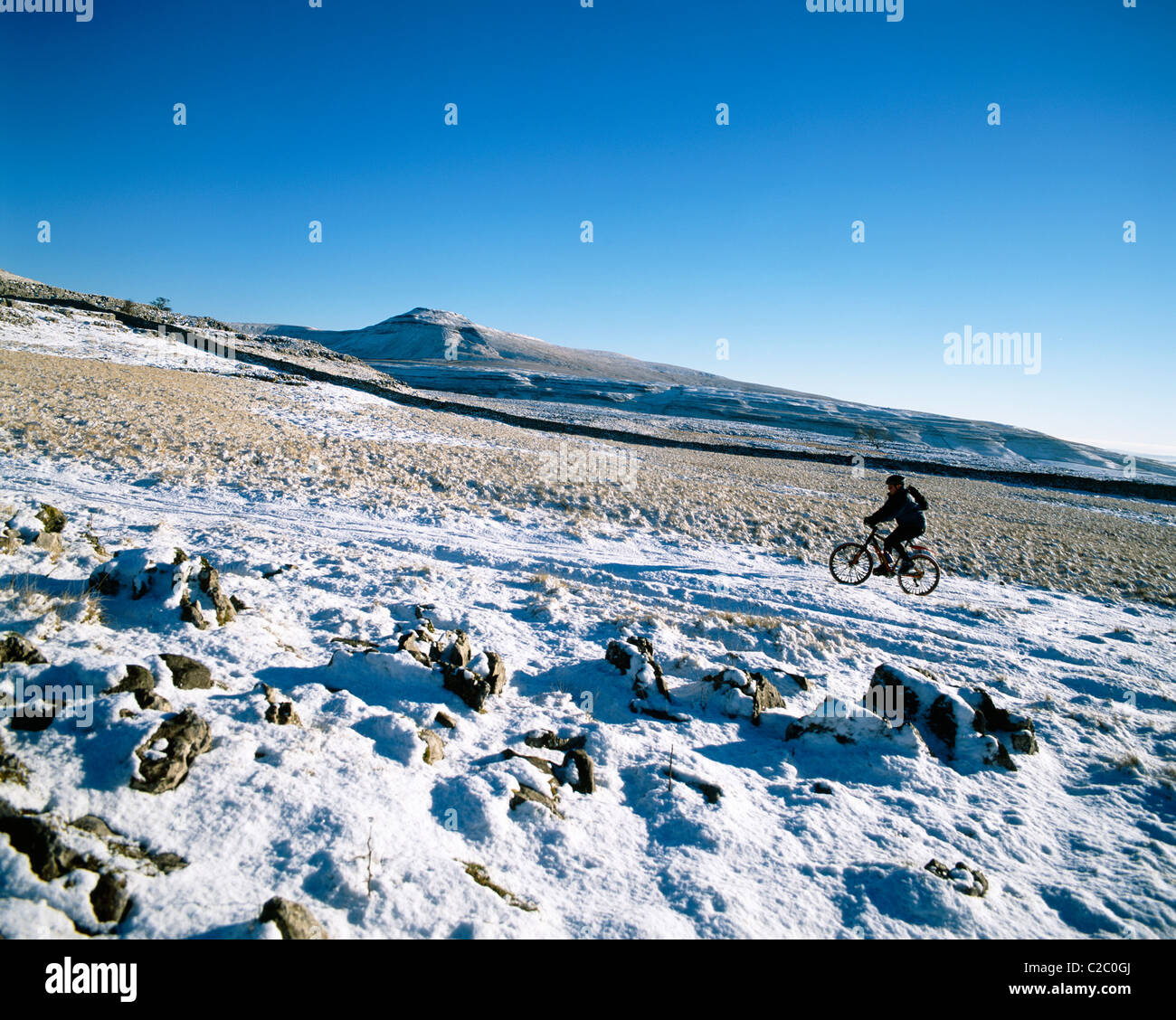 Ingleborough Yorkshire Angleterre cyclist in snow Banque D'Images