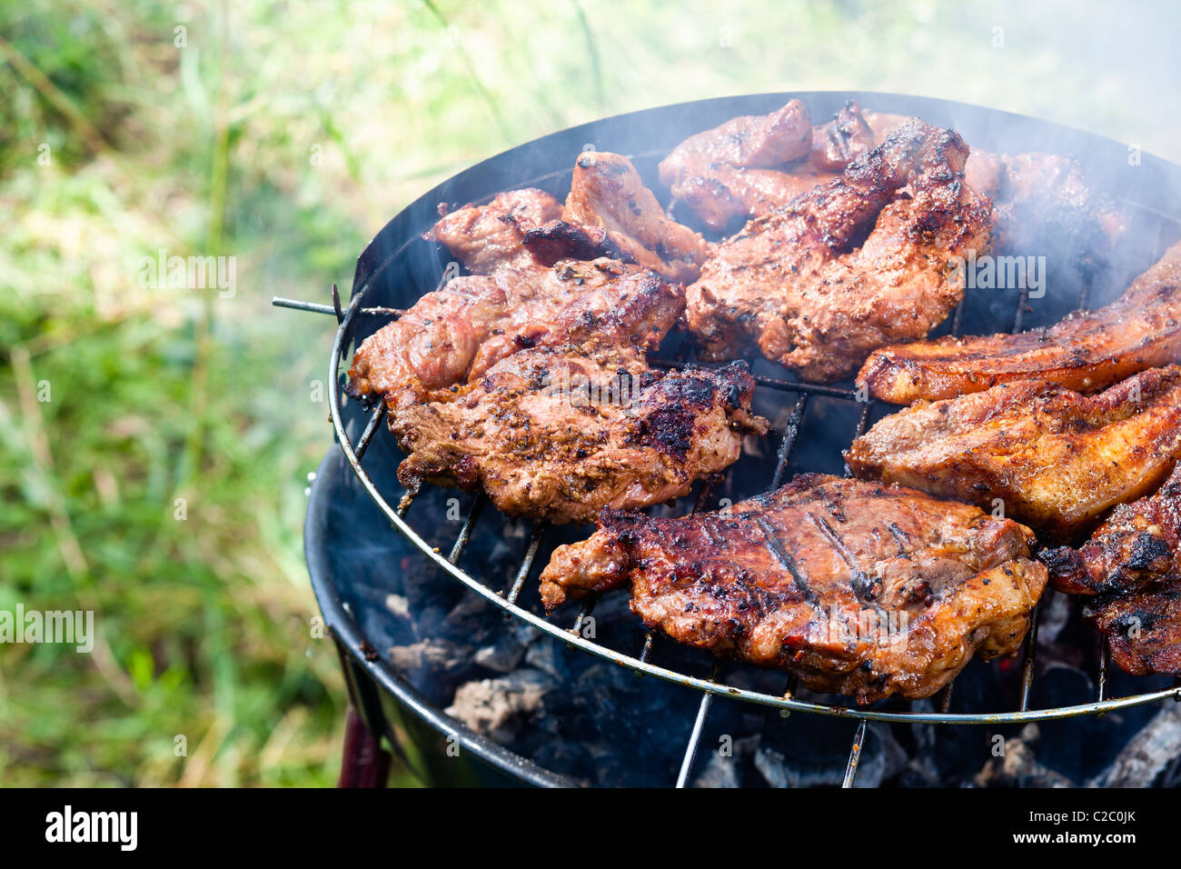 Entrecôte juteuse cuisson sur le grill, nice peu de fumée visible. Banque D'Images