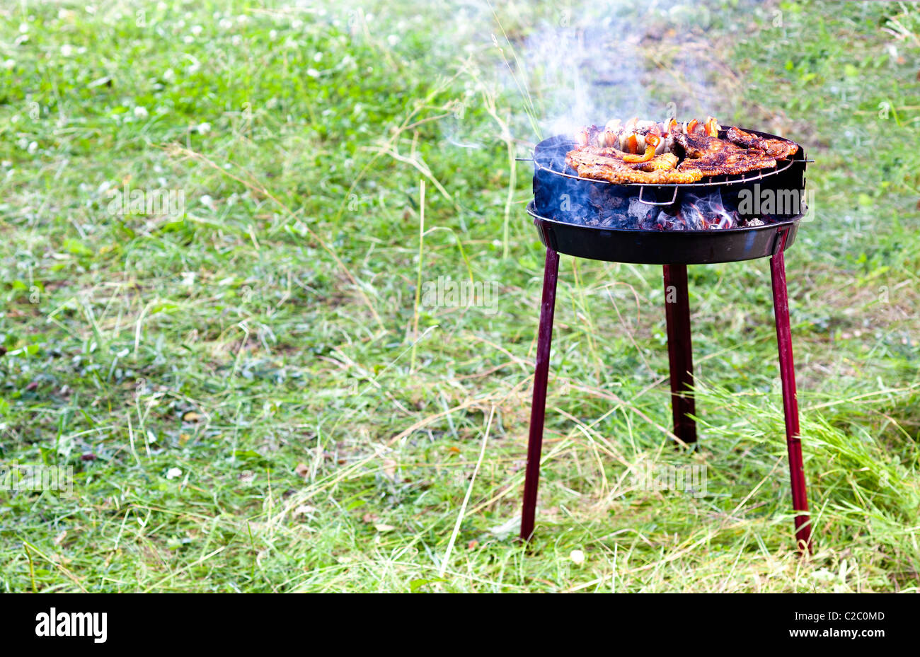 Entrecôte juteuse cuisson sur le grill, nice peu de fumée visible. Banque D'Images