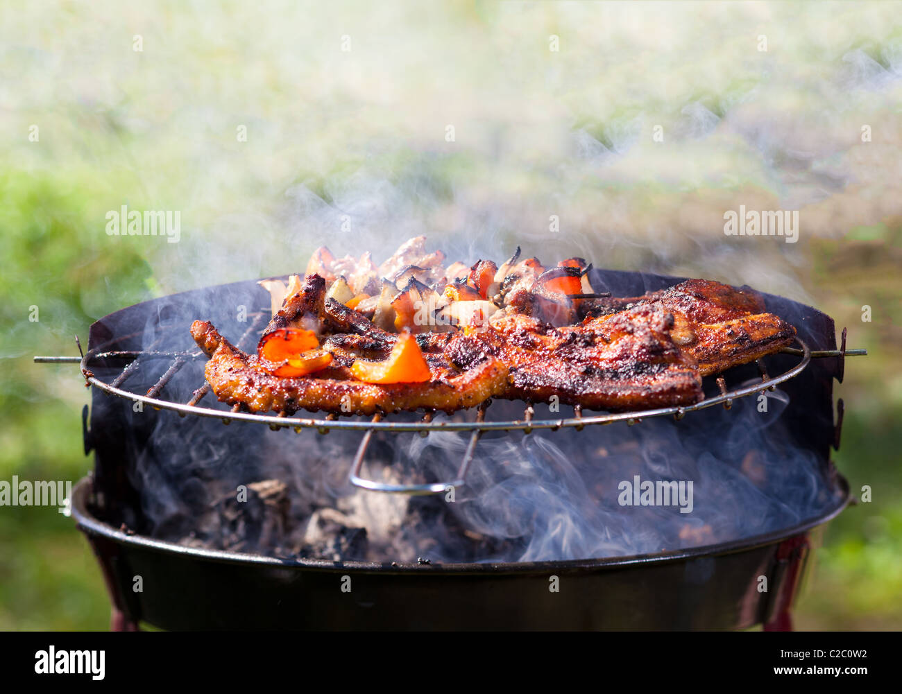 Entrecôte juteuse cuisson sur le grill, nice peu de fumée visible. Banque D'Images