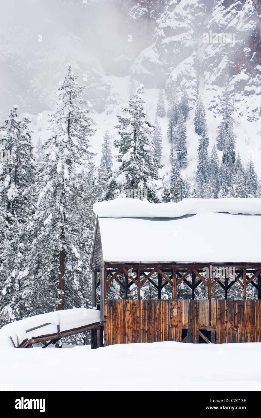 Granges couvertes de neige dans la haute vallée de Methow Washington USA Banque D'Images