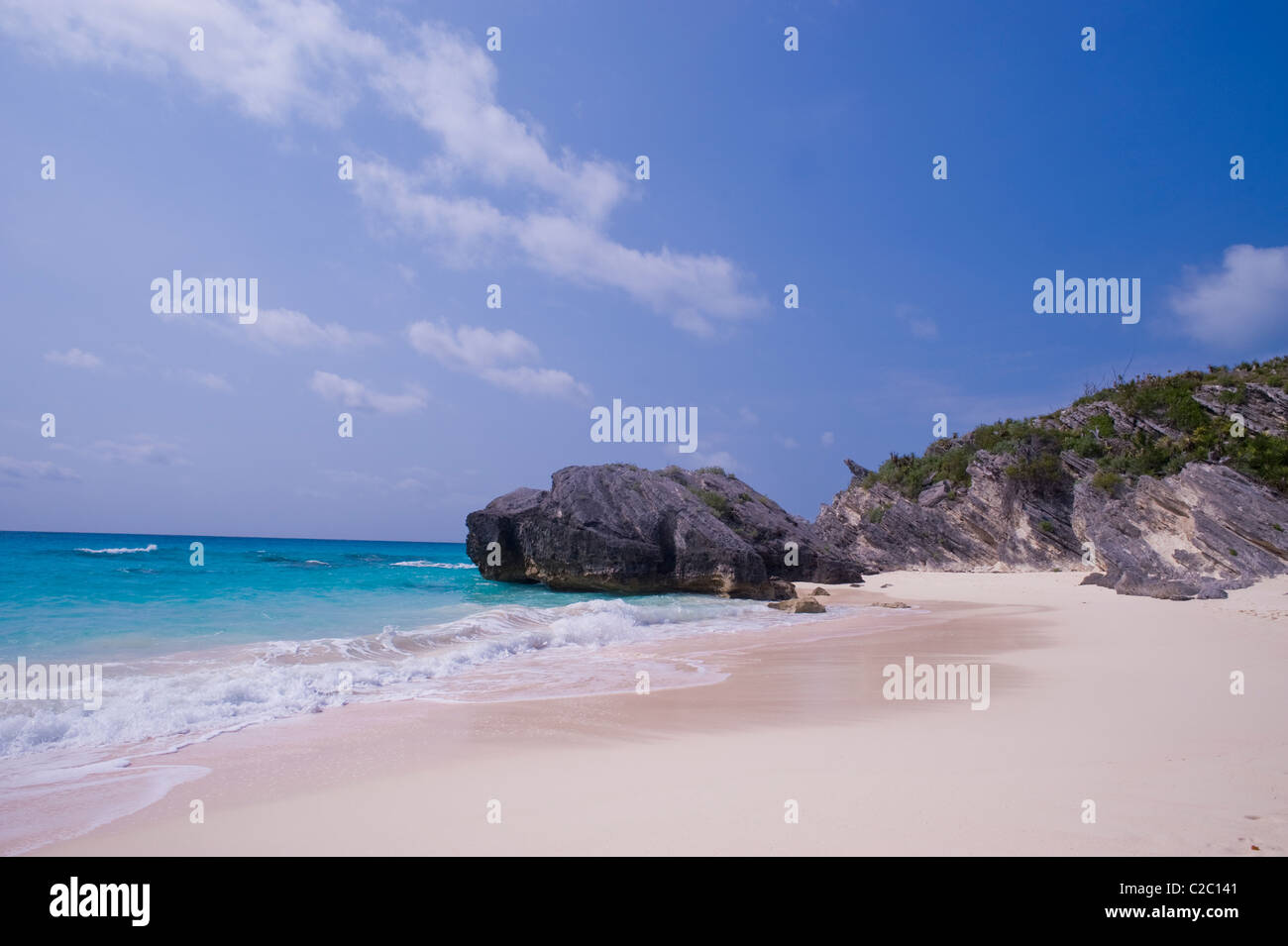 Plage de sable rose et des affleurements rocheux, Côte Sud, Warwick Parish, les Bermudes. Banque D'Images