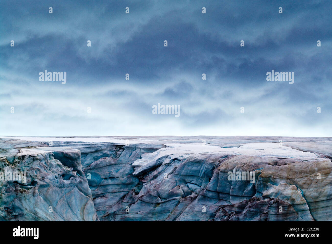 Un froid robuste glacier altérés avec des algues de neige rose, cryoalgae. Banque D'Images