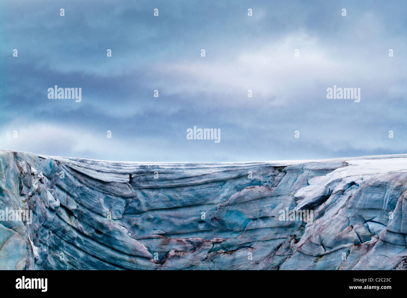 Un froid robuste glacier altérés avec des algues de neige rose, cryoalgae. Banque D'Images