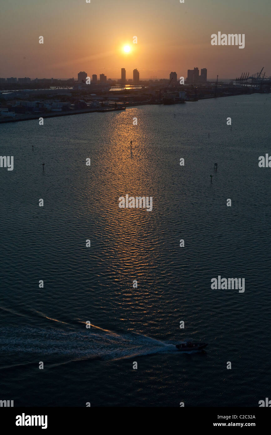 Lever du soleil à Miami Beach, vu du centre-ville de Miami. Banque D'Images