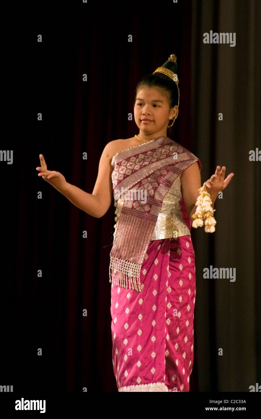 Une femme handicapée danseur avec une déficience auditive (sourdes) porte un costume traditionnel dans le Laos communiste. Banque D'Images