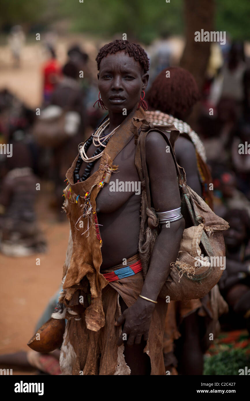 Une femme Hamar à Dimeka, le plus grand marché de l'Hamar pays de sud-ouest de l'Éthiopie. Banque D'Images