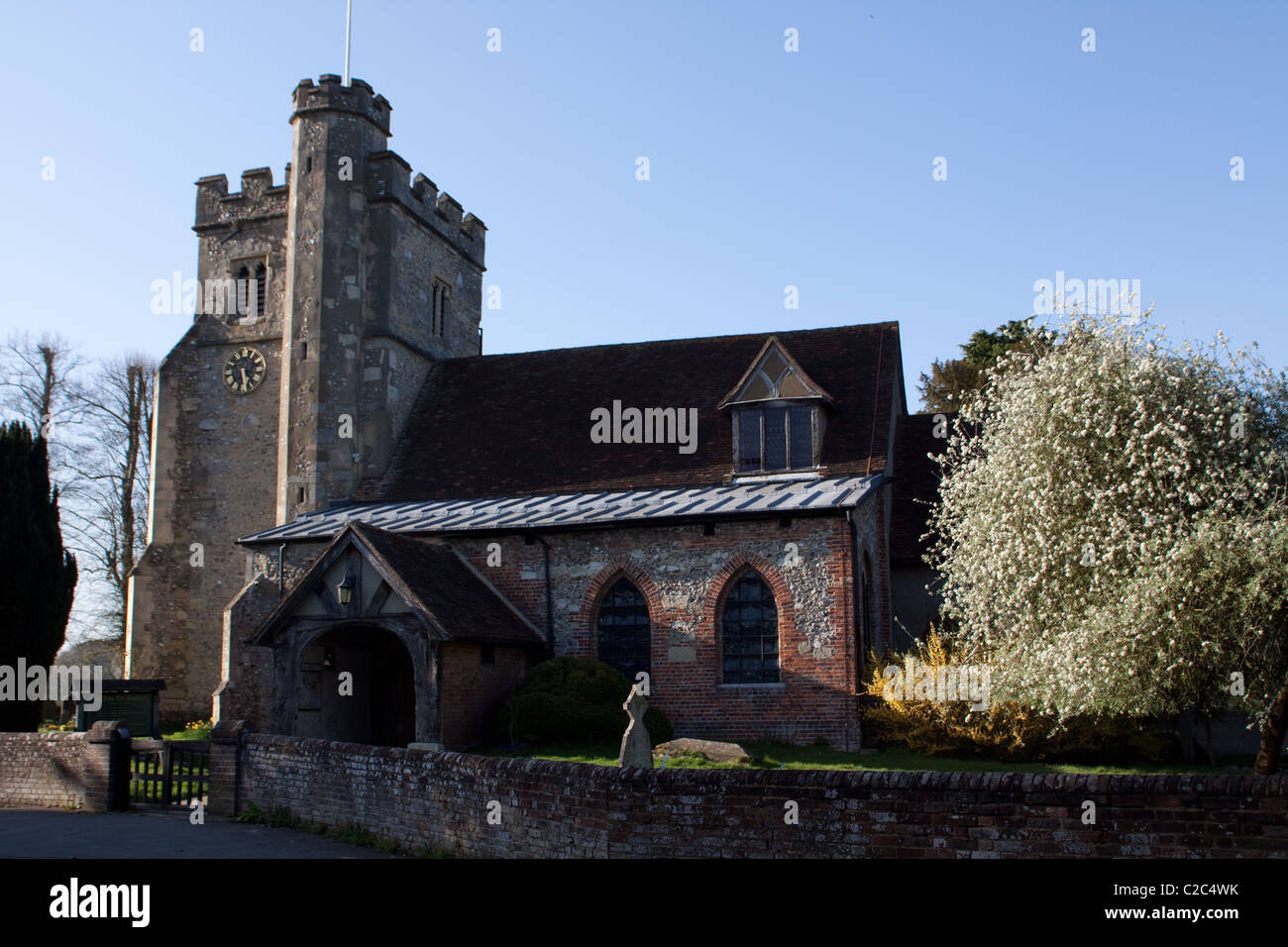 St Jean le Baptiste église située à crassier, dans le Buckinghamshire. Cette église est populaire pour filiming à plat. Banque D'Images