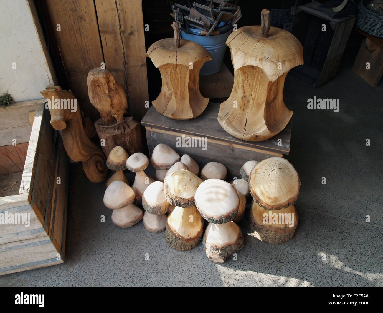 À l'aide d'objets de décoration en bois recyclé en vente à l'accueil de Brighton Woodstore, le Brighton and Hove Projet de recyclage du bois Banque D'Images