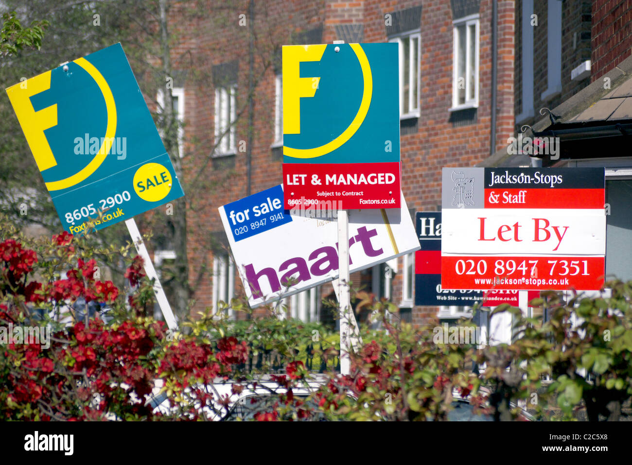 Conseils d'établissement à l'extérieur du bloc appartement, Wimbledon South London. Banque D'Images