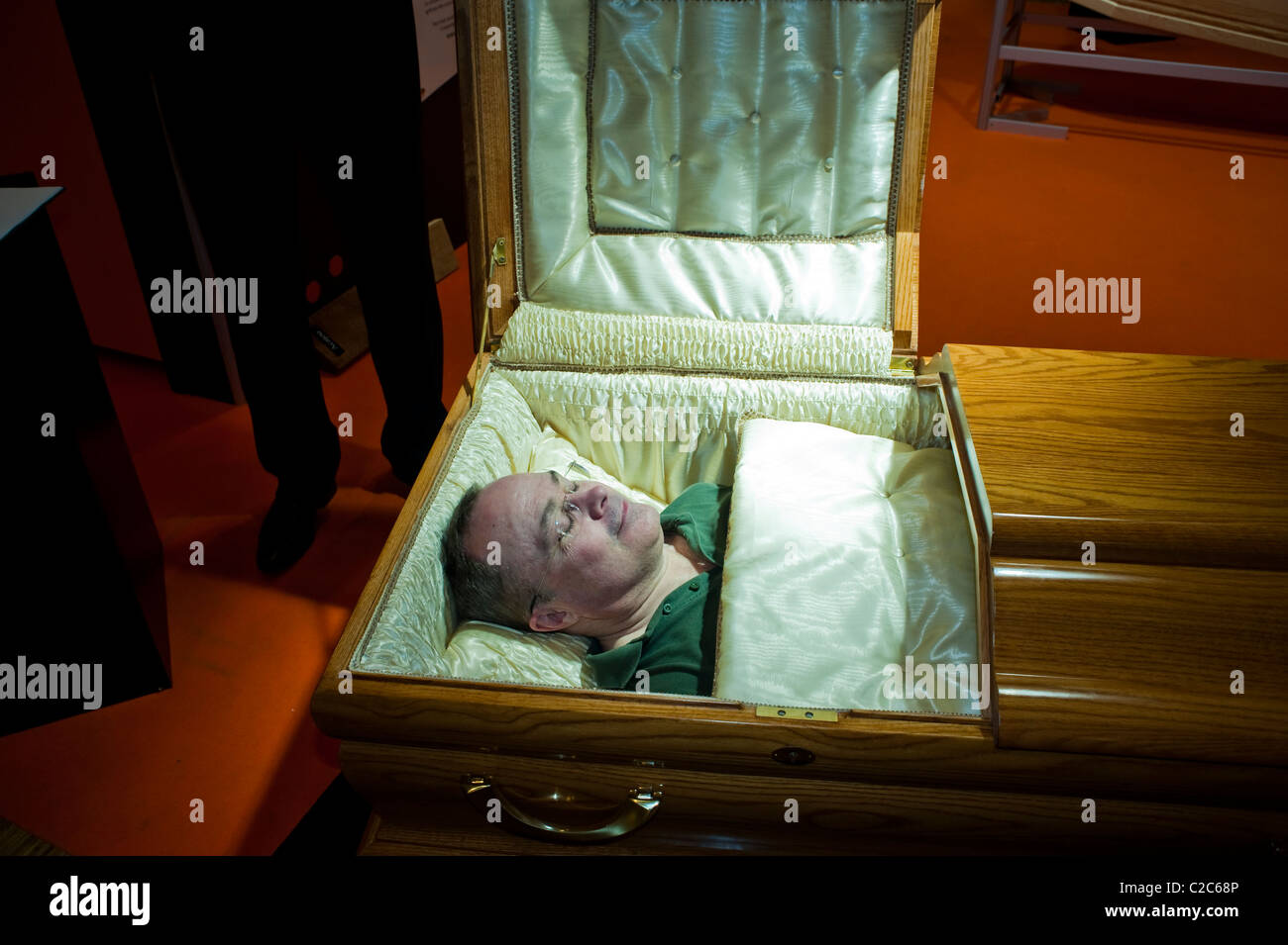 Corps Coluche Mort Dans Son Cercueil Paris, France, l'homme pose en cercueil lors du Salon de la mort