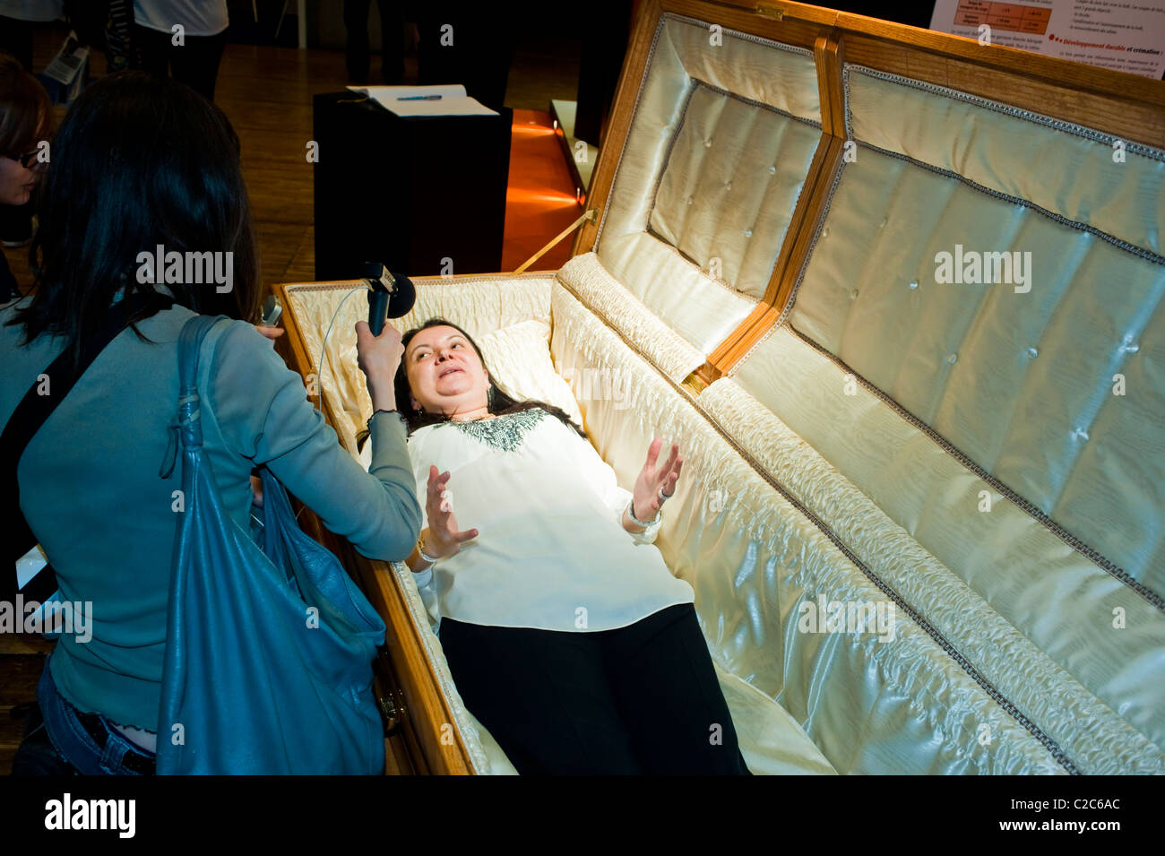 Cercueil de femme morte Banque de photographies et d’images à haute — free download