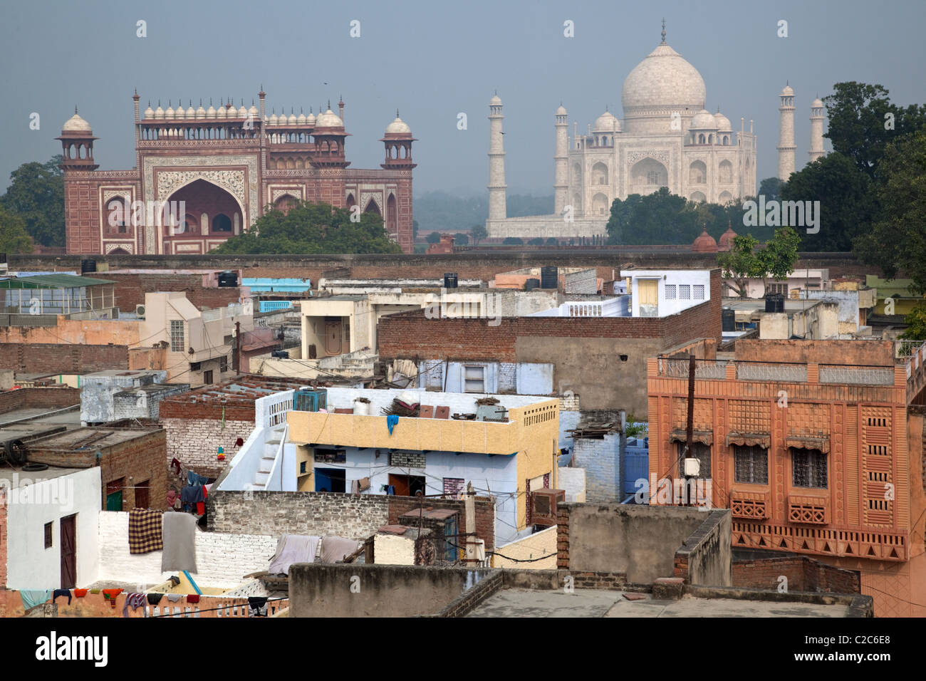 Un paysage urbain tourné à partir d'un restaurant sur le toit avec Taj Mahal vu dans la distance à Agra, en Inde. Banque D'Images