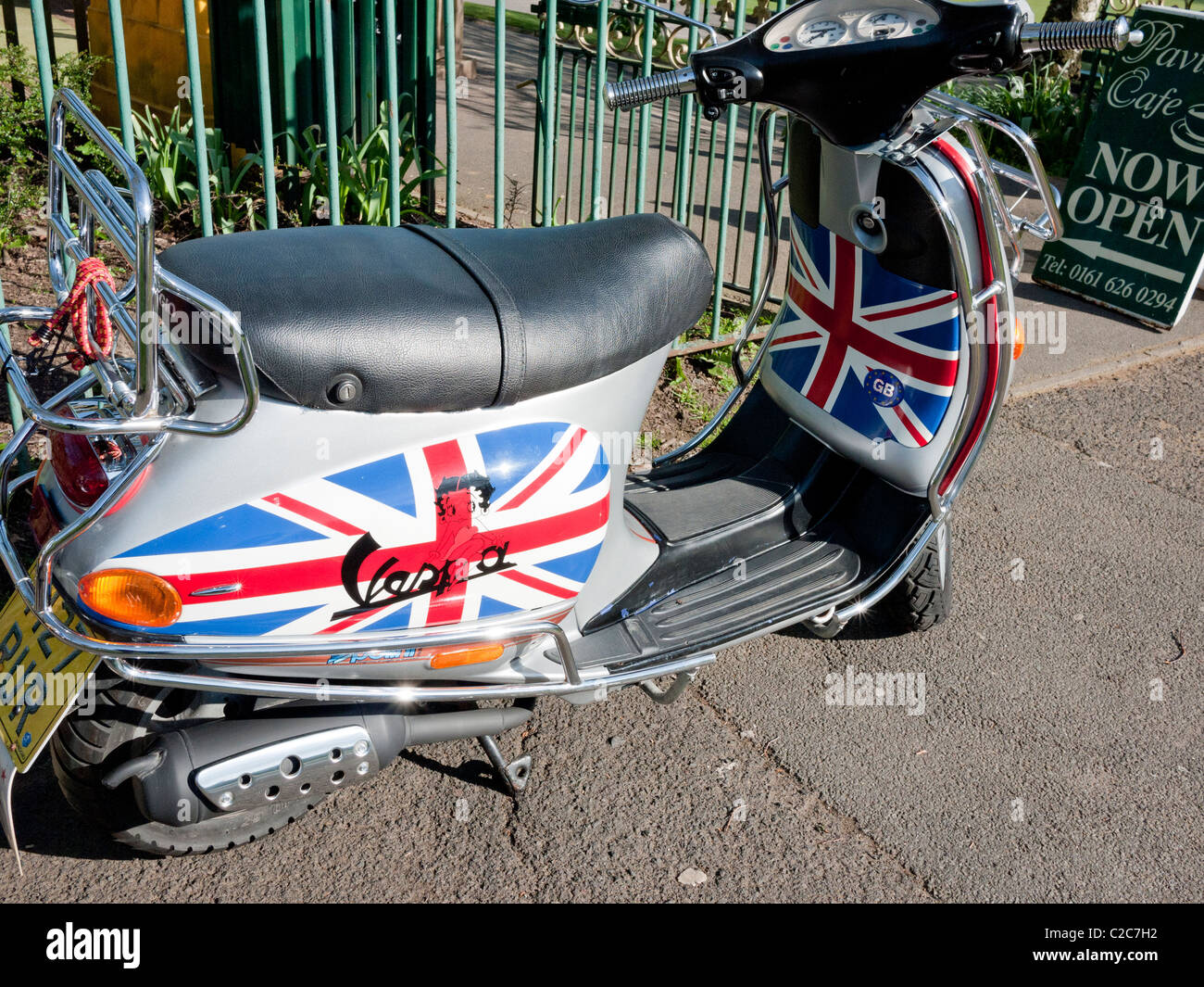 Vespa scooter avec l'Union, se peint sur. Angleterre, Royaume-Uni. Banque D'Images