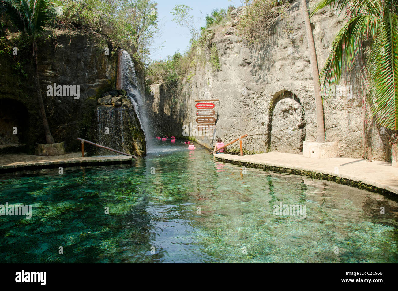 Le Mexique, Quintana Roo, Playa del Carmen, Xcaret. Une rivière souterraine, attraction populaire à Xcaret. Banque D'Images