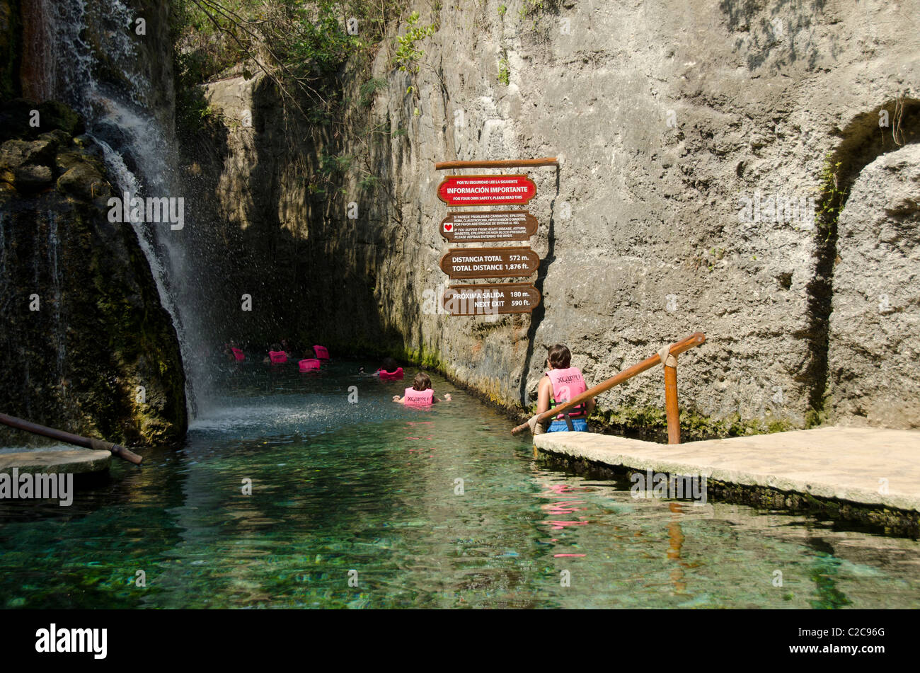 Le Mexique, Quintana Roo, Playa del Carmen, Xcaret. Une rivière souterraine, attraction populaire à Xcaret. Banque D'Images