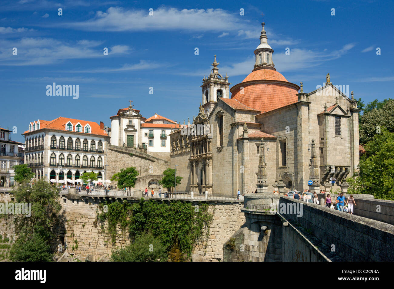 Au Portugal, la Costa Verde, région du Douro, amarante, les églises de Sao Goncalo et Sao Tiago Banque D'Images