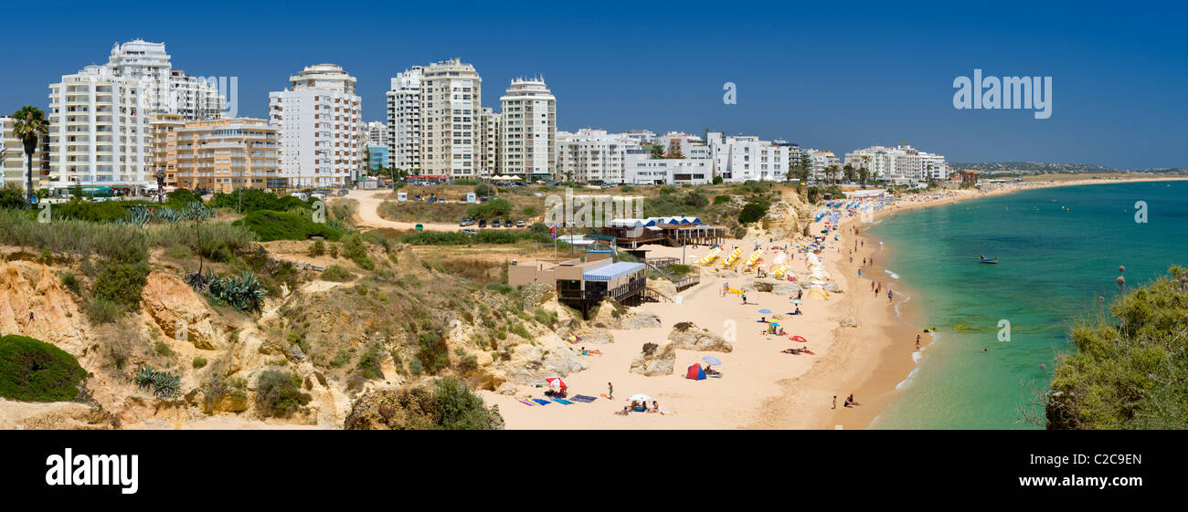 Le Portugal, l'Algarve Armacao de Pera, la plage et de la ville Banque D'Images