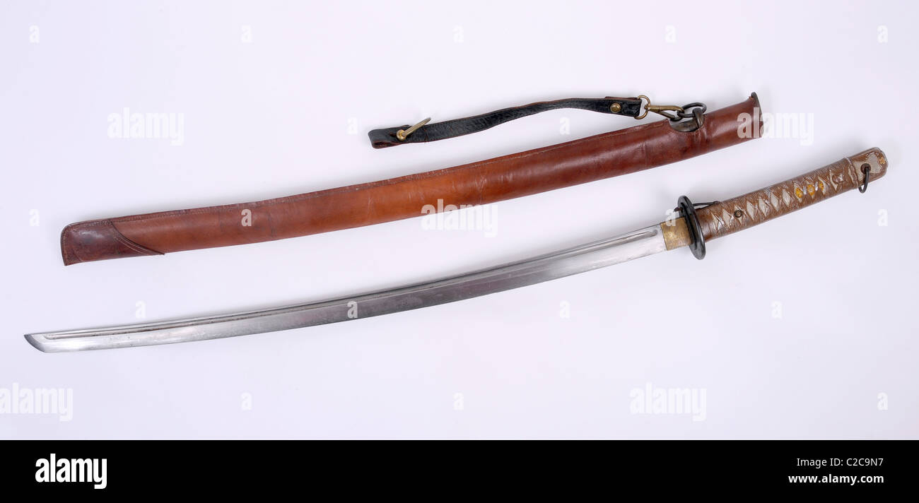 Sous-officier japonais WW11 Shin Gunto katana Épée en cuir avec couvercle sur le terrain. Banque D'Images