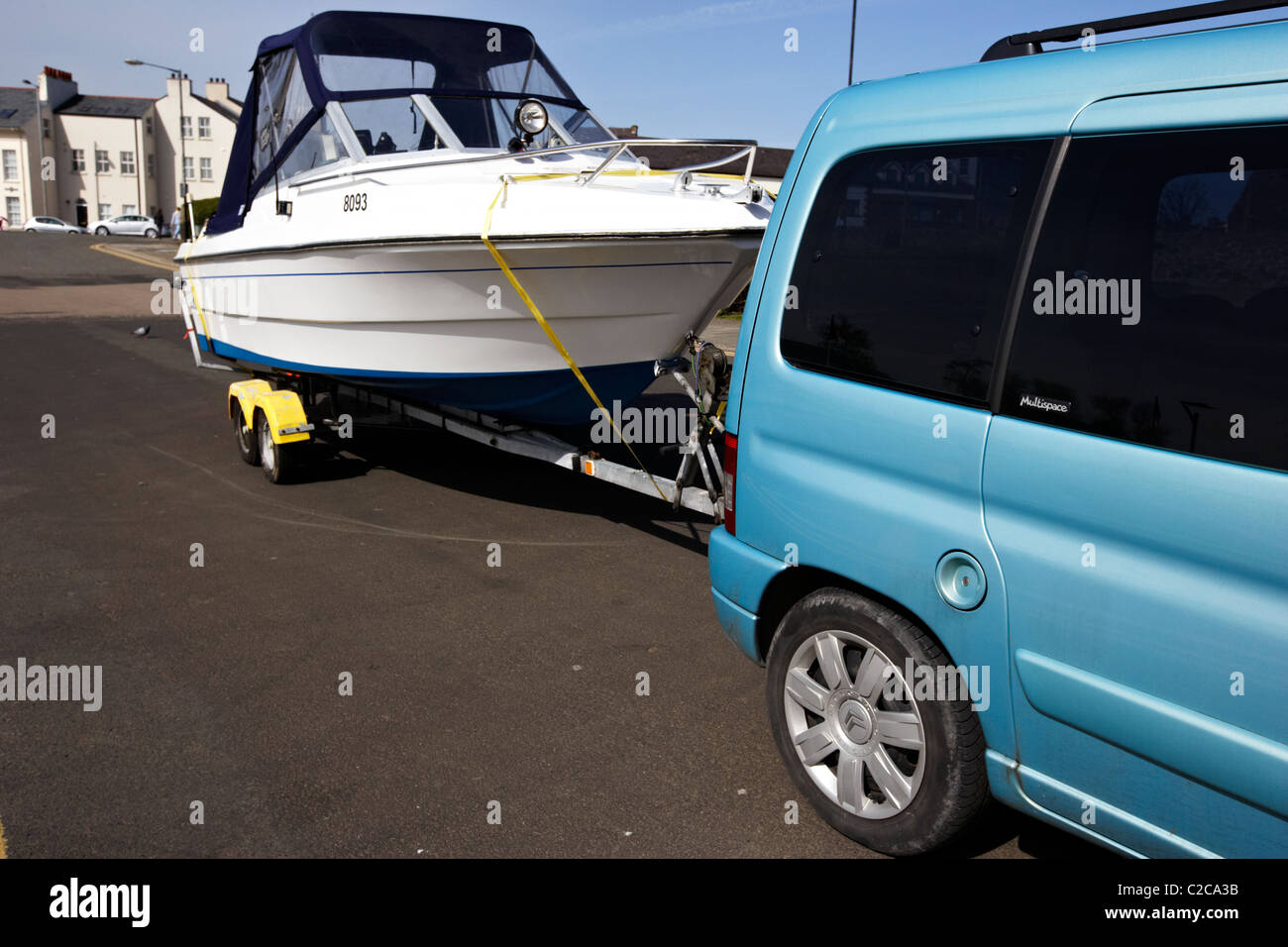 Remorque de bateau de vitesse Banque de photographies et d'images à haute  résolution - Alamy