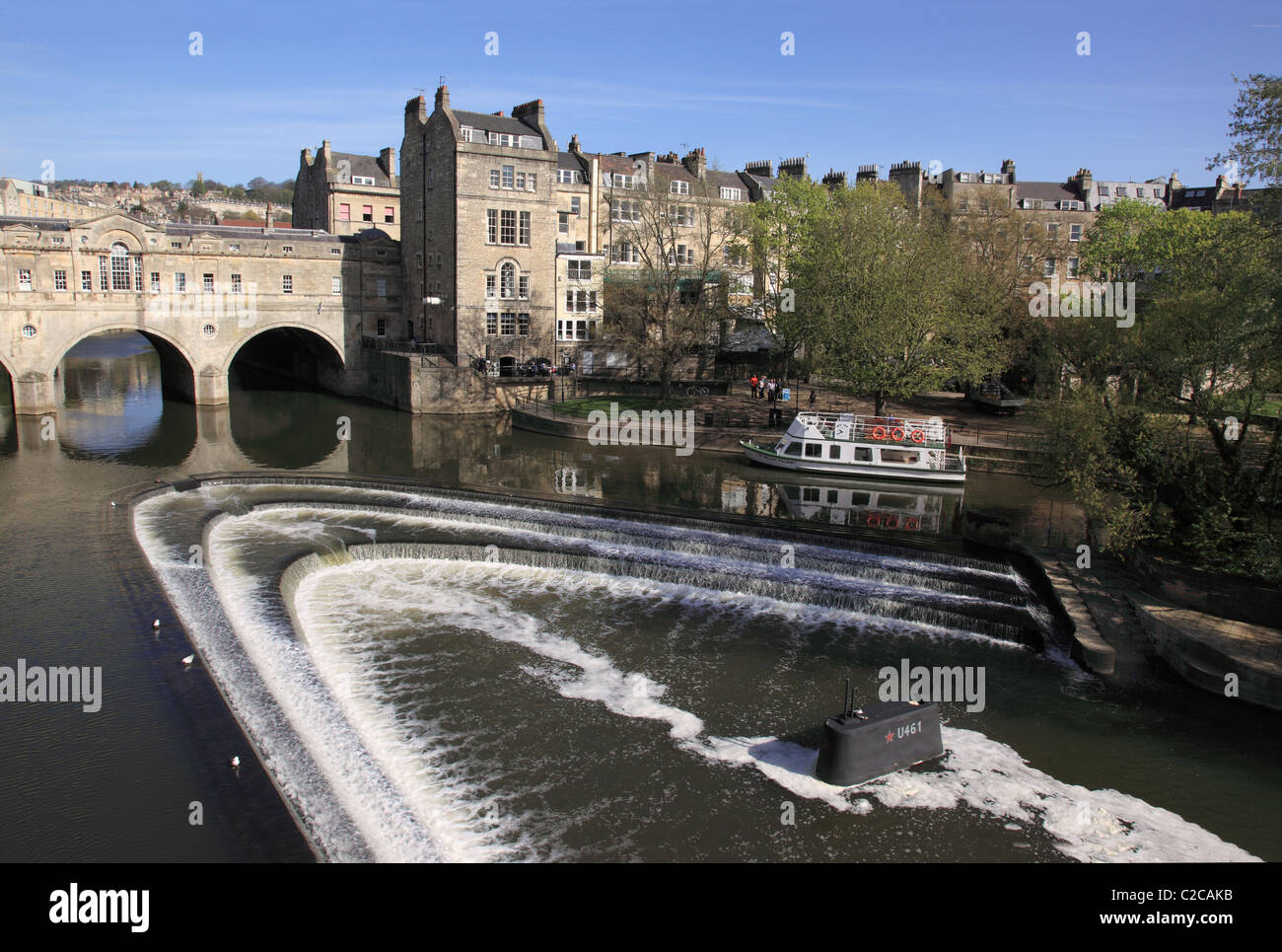 April Fools - Sous-marin dans Pulteney Weir, Pulteney Bridge, Bath, Angleterre Banque D'Images