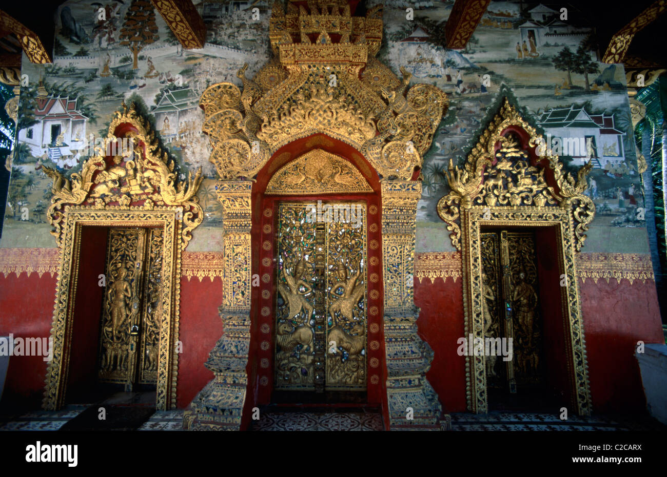 Portes aux décorations et peintures murales dorées, Wat Pa Phai, Luang Prabang, Laos, Asie Banque D'Images