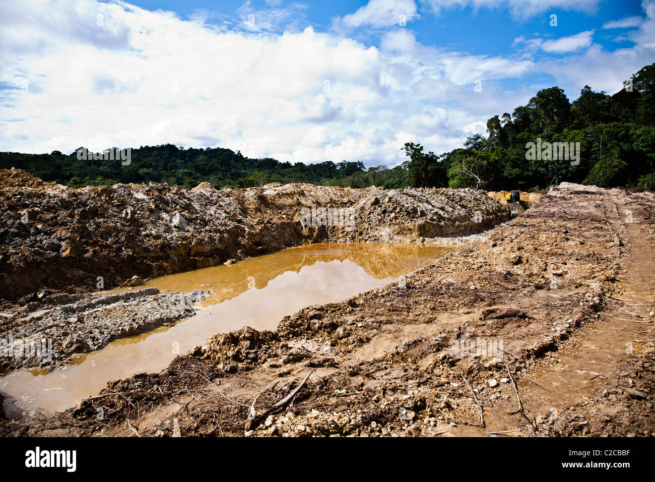 La déforestation en Amazonie l'eau des étangs de terre laissés après l'exploitation minière hydraulique a été effectuée Banque D'Images