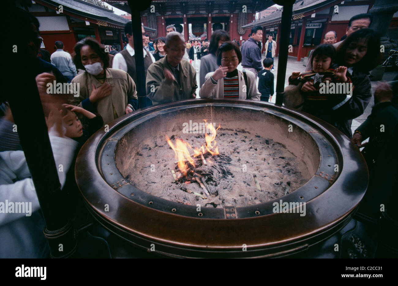 Les gens autour de pot d'encens, Temple Sensoji Kannon, Asakusa, ville de Taito, Tokyo,Japon Banque D'Images