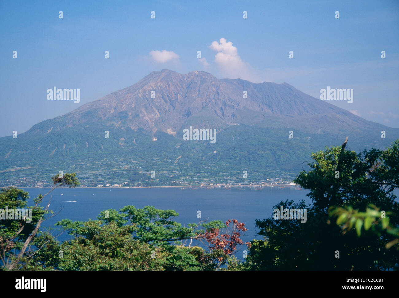 Vue sur le Mont Sakurajima, les jardins ISO, la ville de Kagoshima, la préfecture de Kagoshima, l'île de Kyushu,Japon Banque D'Images