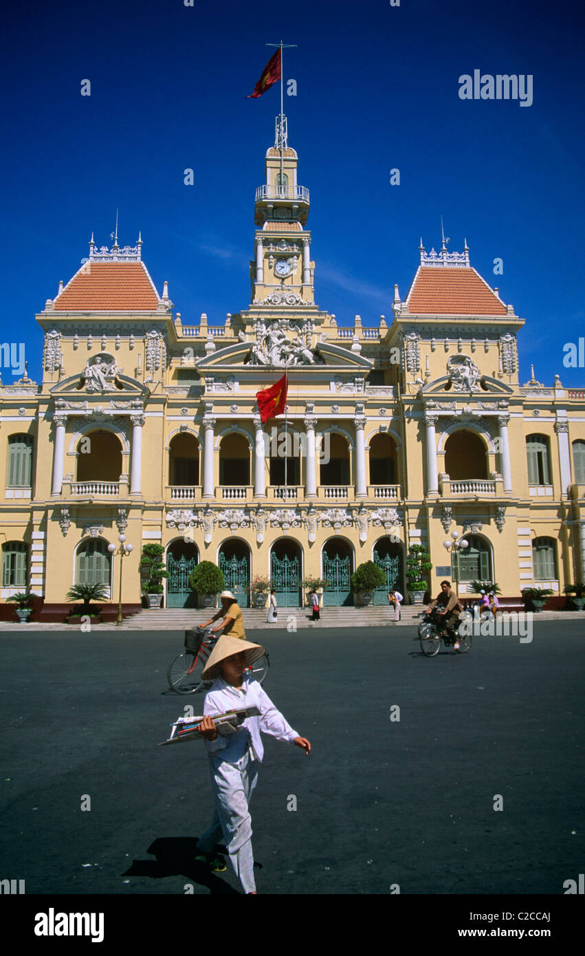Vendeur de journaux, Hôtel de ville, Ho Chi Minh ville, Vietnam, Asie Banque D'Images